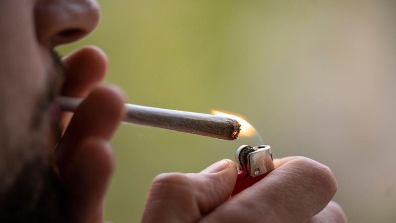 Ein Cannabis zu Hause oder gemeinschaftlich in speziellen Clubs anbauen oder ganz legal einen Joint rauchen - das soll mit dem Gesetz zur Cannabis-Legalisierung möglich werden.