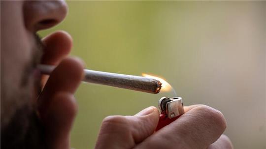 Ein Cannabis zu Hause oder gemeinschaftlich in speziellen Clubs anbauen oder ganz legal einen Joint rauchen - das soll mit dem Gesetz zur Cannabis-Legalisierung möglich werden.