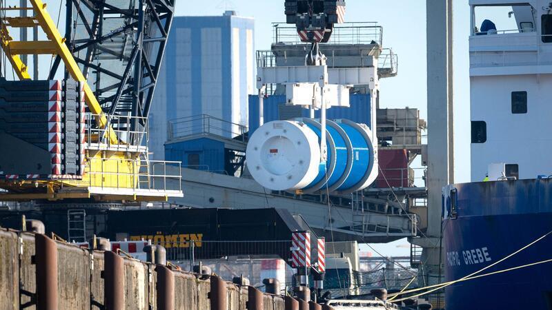 Castor-Transport rollt von Niedersachsen nach Bayern Ein Castor-Behälter wird vom Spezialschiff „Pacific Grebe“ gehoben.