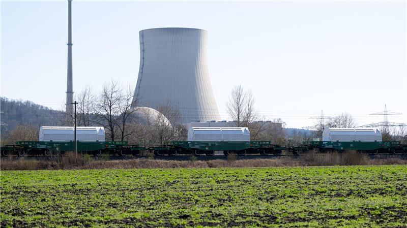 Castor-Behälter erreichen Zwischenlager - Stiller Protest Ein Castor-Zug passiert das still gelegte Kraftwerk Isar im Landkreis Landshut.