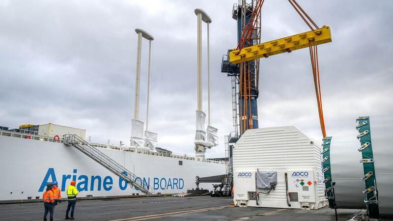 Ein Container mit der ersten Oberstufe der europäischen Trägerrakete Ariane 6 wird vorbereitet.