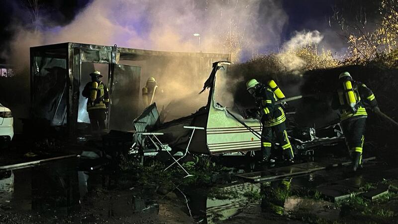 Feuer im Gewerbegebiet - Rauchwolke hängt über Bliedersdorf Ein Container und ein Wohnmobil brannten in Bliedersdorf-Postmoor.