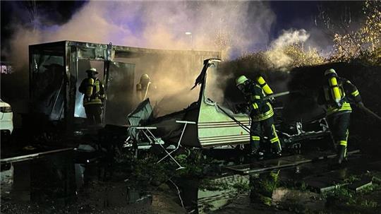 Ein Container und ein Wohnmobil brannten in Bliedersdorf-Postmoor.