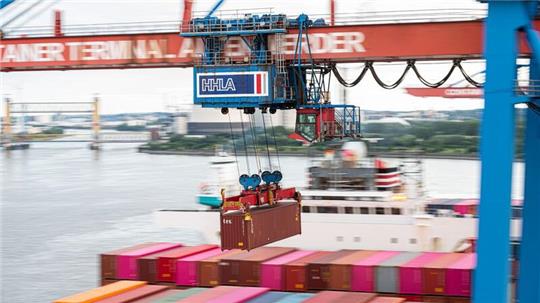 Ein Container wird auf dem Container Terminal Altenwerder im Hamburger Hafen auf ein Schiff geladen.