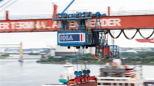 Ein Container wird auf dem Container-Terminal Altenwerder im Hamburger Hafen mit einer Containerbrücke auf ein Schiff geladen. Die Stadt Hamburg und die weltgrößte Linienreederei MSC wollen die HHLA künftig als Gemeinschaftsunternehmen führen.