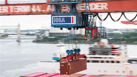 Ein Container wird auf dem Container-Terminal Altenwerder im Hamburger Hafen mit einer Containerbrücke auf ein Schiff geladen.