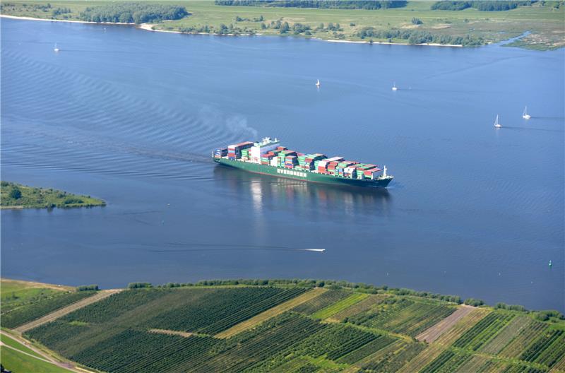 Ein Containerschiff der Reederei Evergreen fährt auf der Elbe. Foto Marcus Brandt/dpa
