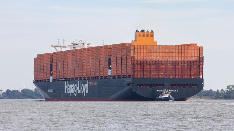 Ein Containerschiff der Reederei Hapag-Lloyd fährt auf der Elbe in den Hamburger Hafen ein.