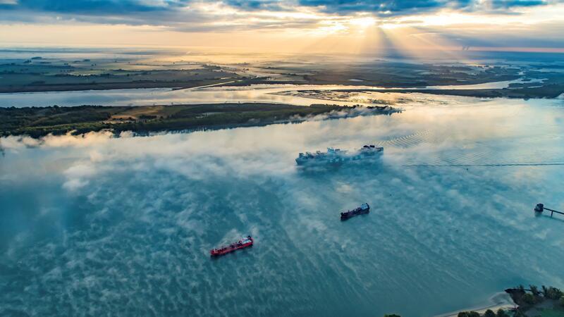 Starke Fotos, knackige Texte - ein Buch für den gesamten Landkreis Ein Containerschiff fährt auf der Elbe bei Stade durch den Nebel - die Elbe und ihre Nebenflüsse Oste, Schwinge, Lühe und Este prägen die Landschaft.