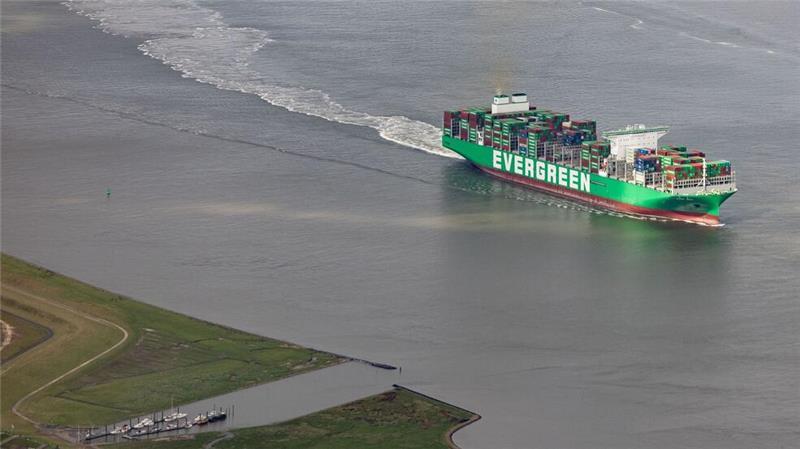 Studie zweifelt Nutzen von Elbvertiefung an Ein Containerschiff fährt auf der Elbe in Richtung Hamburger Hafen. (Archivbild)