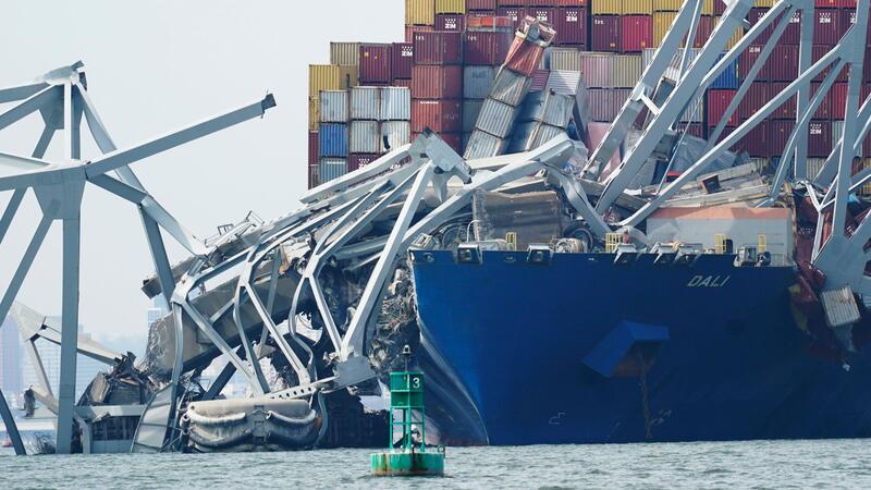 Ein Containerschiff hatte die vierspurige Autobrücke gerammt und so zum Einsturz gebracht.