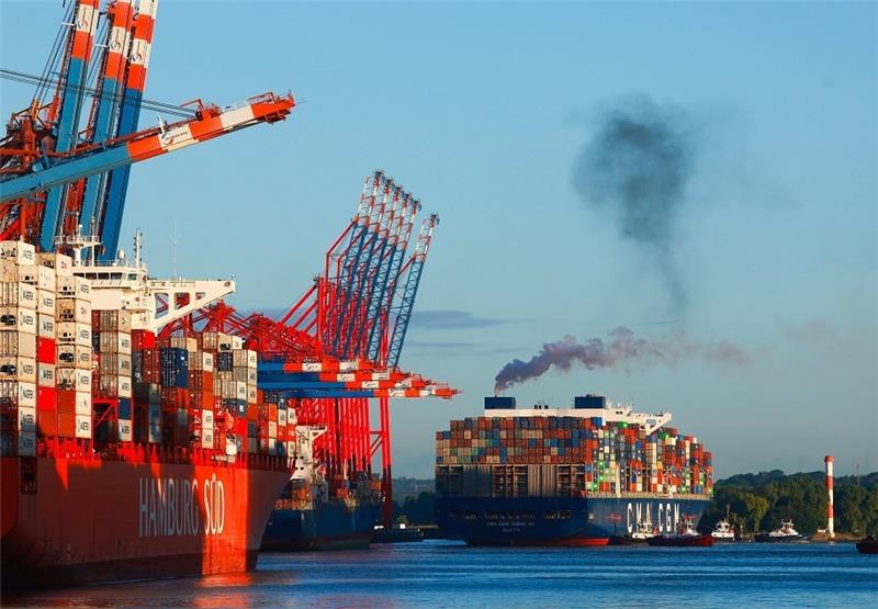 Ein Containerschiff legt am Containerterminal Eurogate im Waltershofer Hafen in Hamburg an. Foto: Christian Charisius/dpa