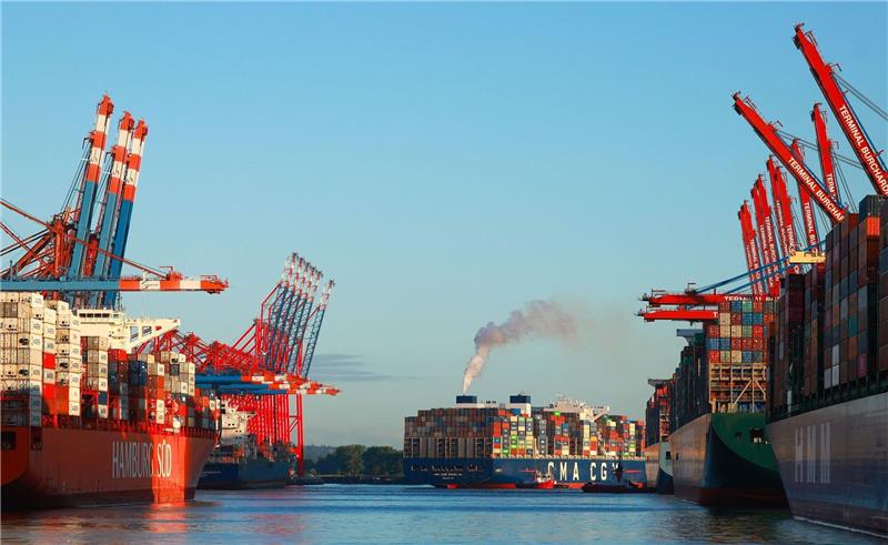 Ein Containerschiff legt am Containerterminal Eurogate im Waltershofer Hafen in Hamburg an.