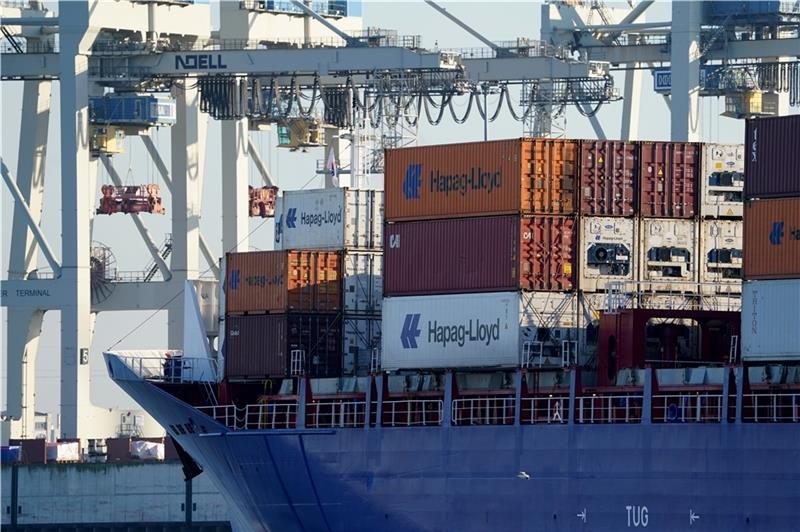 Ein Containerschiff legt im Hamburger Hafen an. Für den Weitertransport der Güter brauche es die A20 nicht. Die stärke stattdessen die Häfen in Rotterdam oder Antwerpen, kritisiert die IÖNPG. Foto: Brandt/dpa