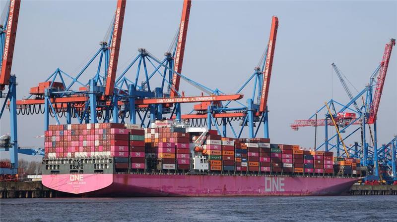 Ein Containerschiff wird am Terminal Altenwerder abgefertigt. (Produktion)