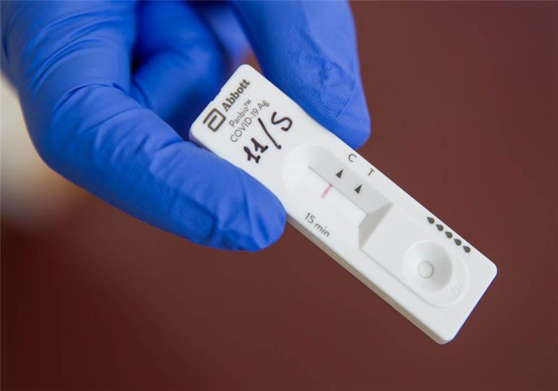 Ein Corona-Schnelltest zeigt das Testergebnis "negativ" (ein Balken) an. Foto: Daniel Karmann/dpa