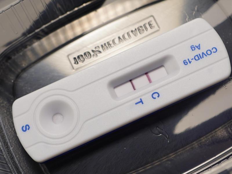 Ein Corona-Schnelltest zeigt ein positives Ergebnis an. Foto: Jörg Carstensen/dpa