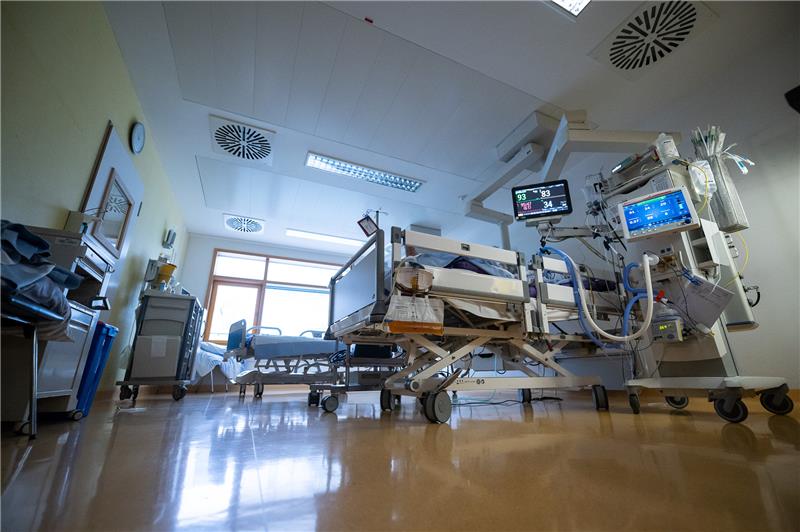Ein Covid-19-Patient liegt in einem Intensivbett. Archivfoto: Sebastian Gollnow/dpa