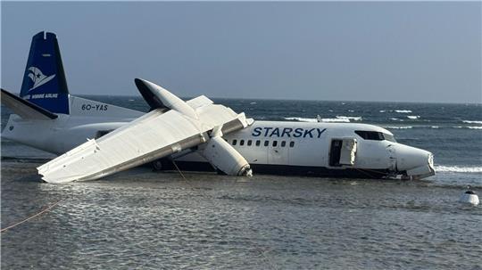 Ein Crash in Somalia endete glimpflich: Das Flugzeug ist stark beschädigt, doch alle Menschen an Bord überlebten.