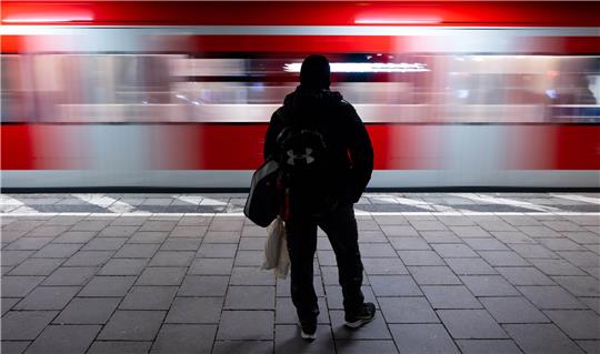 Ein "D-Ticket" im Chipkartenformat wird anlässlich des Verkaufsstarts des Deutschlandtickets im Frankfurter Hauptbahnhof auf einem Pressetermin gezeigt. Gut drei Millionen Menschen haben sich schon für den neuen Fahrschein entschieden - doch die Branche rechnet noch mit deutlich mehr Kundinnen und Kunden. Foto: Boris Roessler/dpa