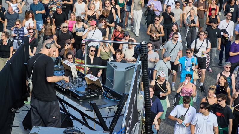 Hamburger Demo-Rave für Subkultur und Subventionen Ein DJ beschallt Teilnehmer eines Demo-Raves in Hamburg mit lauten Techno-Klängen.
