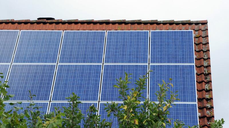 Solarausbau in Niedersachsen gewinnt an Fahrt Ein Dach ist mit Photovoltaik-Modulen bestückt.