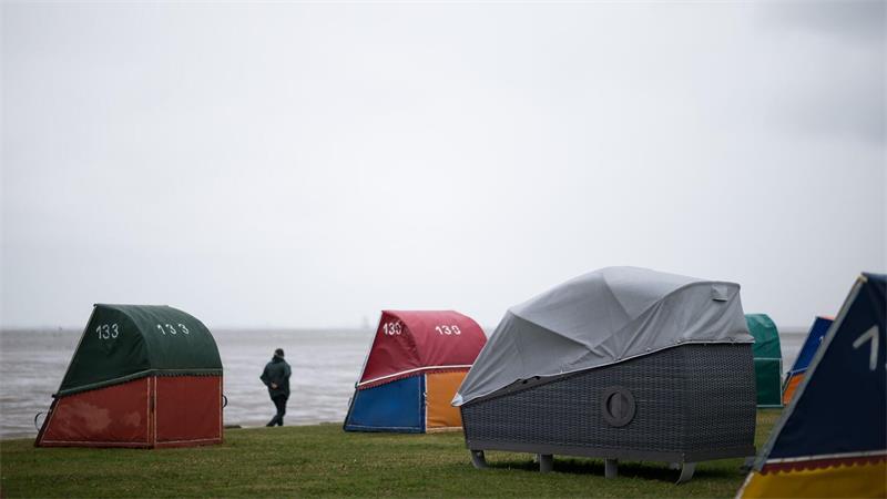Nachts am Strand - Wo Schlafstrandkörbe vermietet werden Ein Dach schützt die Menschen im Schlafstrandkorb vor Wind und Regen. (Archivbild)