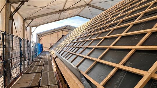 Ein Dach unter Dach: Zwei Tage dauerte es, das Power Townhouse zu überdachen. Auf der Baustelle wird unter dem Schutz eines riesigen Zeltes gearbeitet.