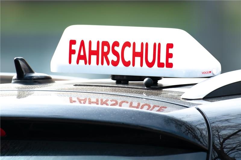 Ein Dachschild mit der Aufschrift «Fahrschule» ist auf einem Fahrschulauto befestigt. Foto: Swen Pförtner/dpa