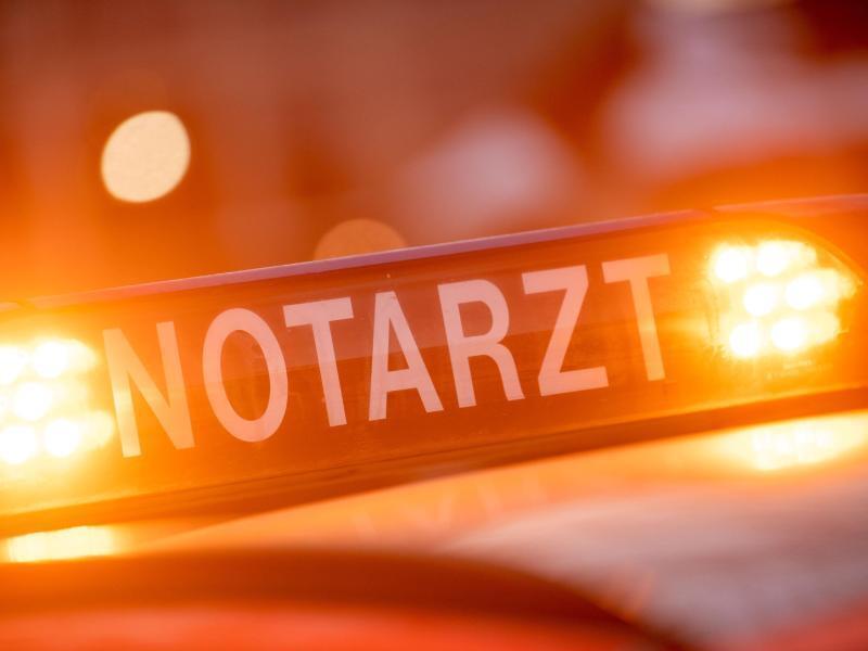 Ein Dachschild mit der Aufschrift „Notarzt“ steht auf einem Einsatzwagen eines Notarztes. Foto: Lino Mirgeler/dpa/Symbolbild