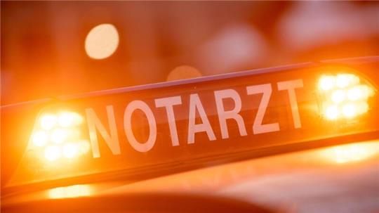 Ein Dachschild mit der Aufschrift „Notarzt“ steht auf einem Einsatzwagen eines Notarztes.