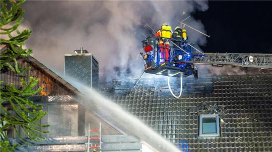 Ein Dachstuhlbrand forderte die Freiwilligen Feuerwehren im Landkreis Harburg. 