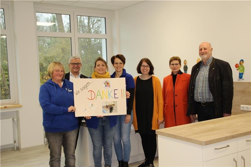 Neue Lernküche für das Bildungshaus Wischhafen Ein Dankeschön aus dem Bildungshaus an die Stiftung Bildungsregion Stade. 10 000 Euro erhielt der Schulförderverein für eine Küche.