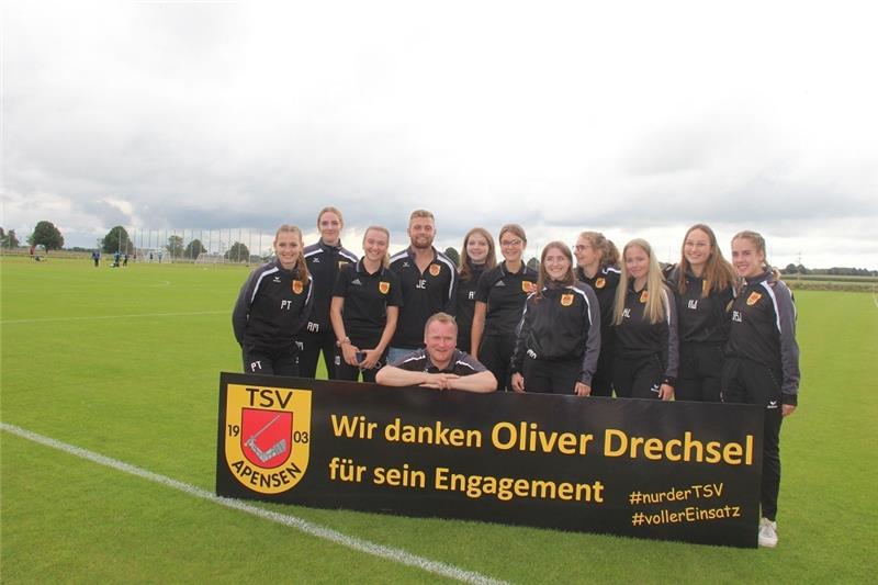 Apensens neue Sportanlage mit einem besonderen Dank eingeweiht Ein Dankesplakat von Vertretern der Fußballerinnen und Fußballer für den Chef. Foto: Michaelis