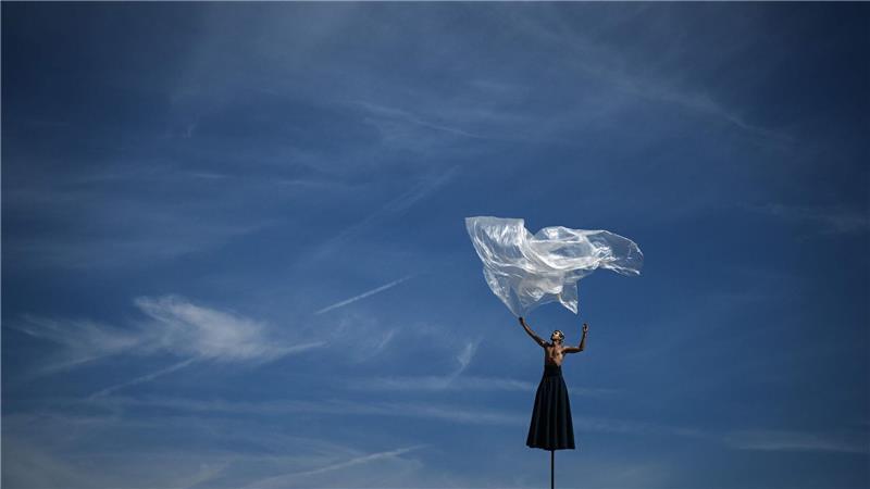 Ein Darsteller der französischen Lufttheatergruppe „Gratte Ciel“ balanciert auf Stelzen während des FAB International Arts Festivals in Bordeaux.