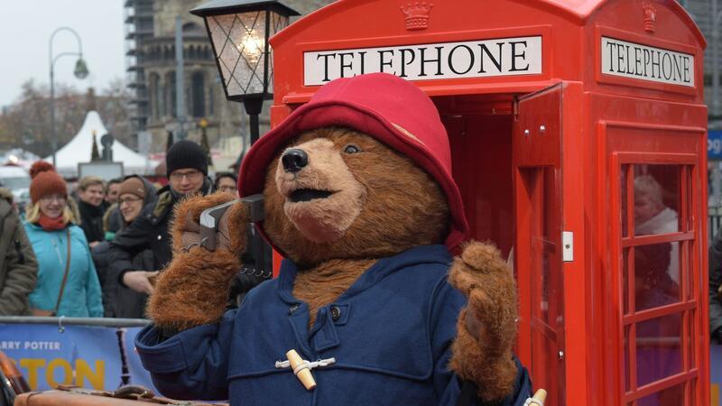 65 Jahre Paddington - der Bär, dem die Briten vertrauen Ein Darsteller im Kostüm des Paddington-Bären in Berlin.
