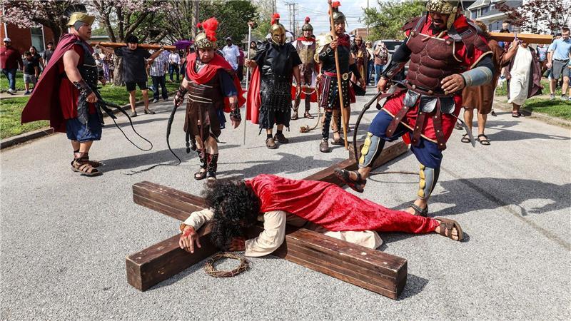 Ein Darsteller stellt Jesus dar, als er zum ersten Mal fällt.