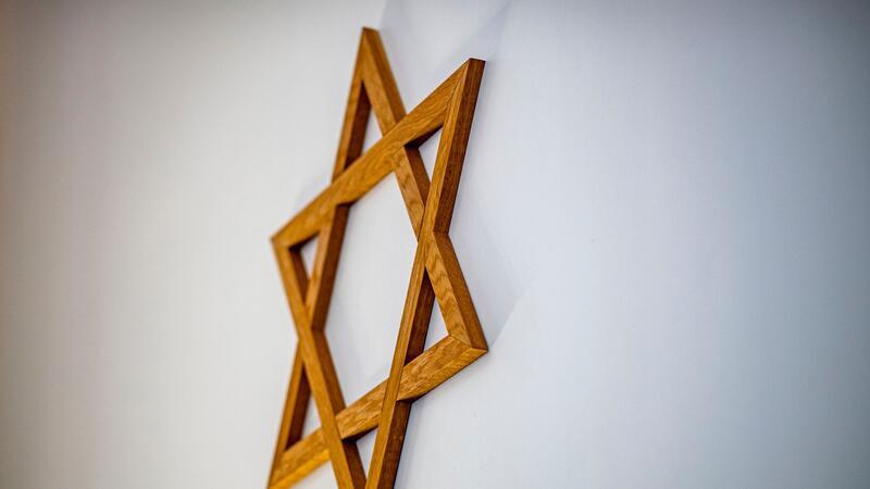 Brandanschlag auf Oldenburger Synagoge Ein Davidstern hängt an der Wand im Gebetsraum der Neuen Synagoge.