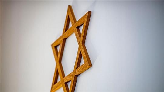 Ein Davidstern hängt an der Wand im Gebetsraum der Neuen Synagoge.