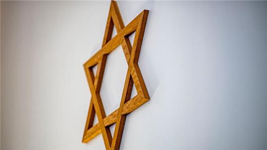 Ein Davidstern im Gebetsraum der Neuen Synagoge in Gelsenkirchen. Die Zahl der Taten, bei denen ein antisemitisches Motiv vermutet wird, ist deutlich gestiegen.