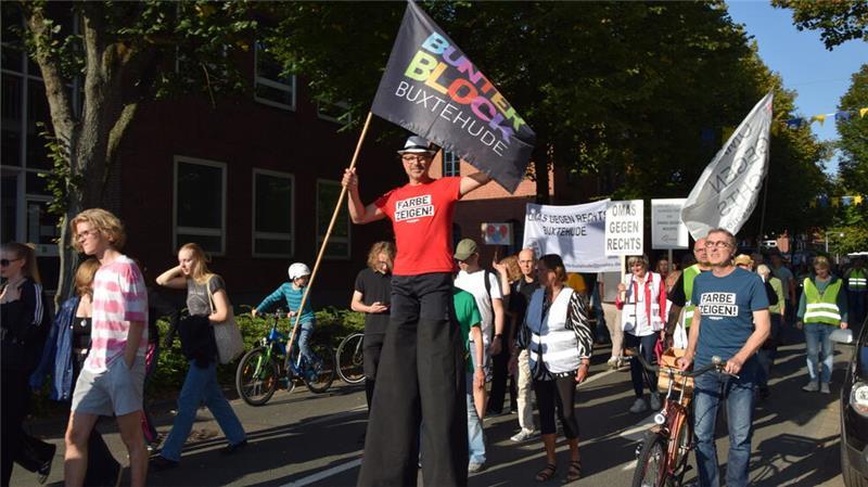 Ein Demo-Teilnehmer auf Stelzen fällt besonders auf. Die Gruppen Bunter Block und Omas gegen Rechts unterstützen Fridays for Future in Buxtehude.
