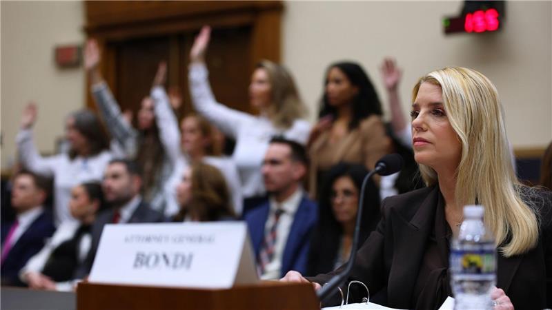 Ein Demokrat wirft US-Justizministerin Pam Bondi im Umgang mit den Epstein-Akten „Vertuschung“ vor. 