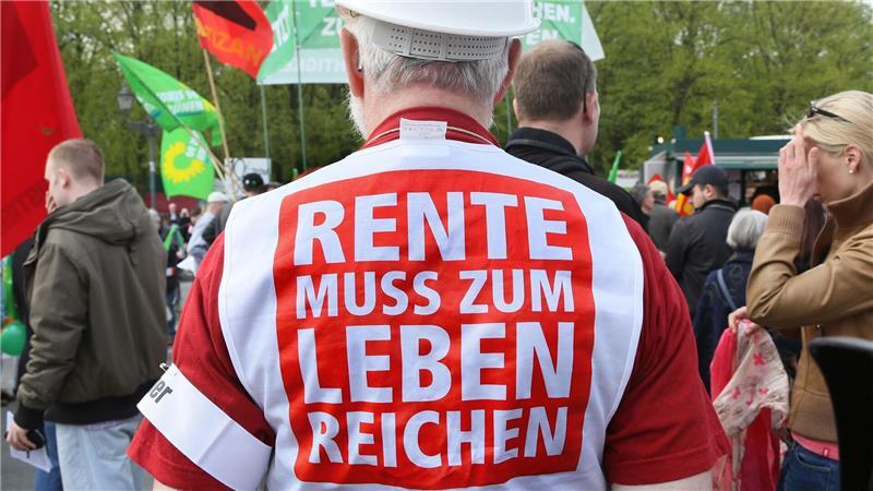 Ein Demonstrant auf einer früheren DGB-Demo. (Archivbild)