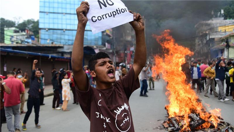 Häuser von Politikern in Nepal brennen - Regierungschef geht Ein Demonstrant in Nepal hält ein Blatt mit der Forderung nach einem Ende der Korruption hoch.