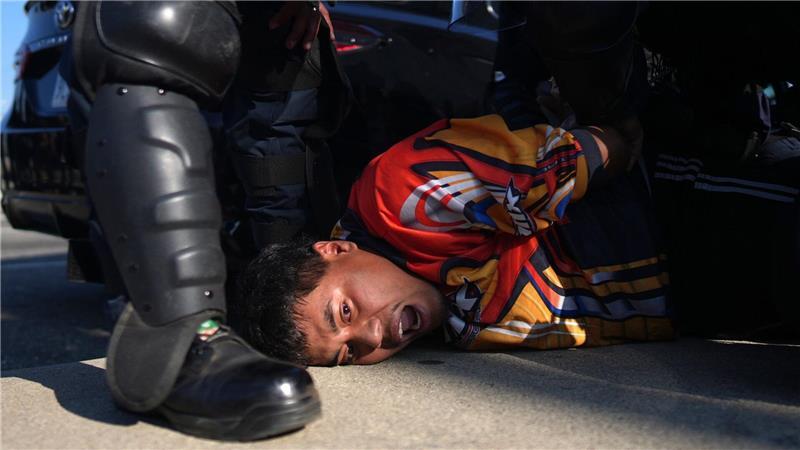 Texas: Gouverneur will Nationalgarde bei Protesten einsetzen Ein Demonstrant wird festgenommen. In der Nacht hat erneut mehrere Festnahmen gegeben.