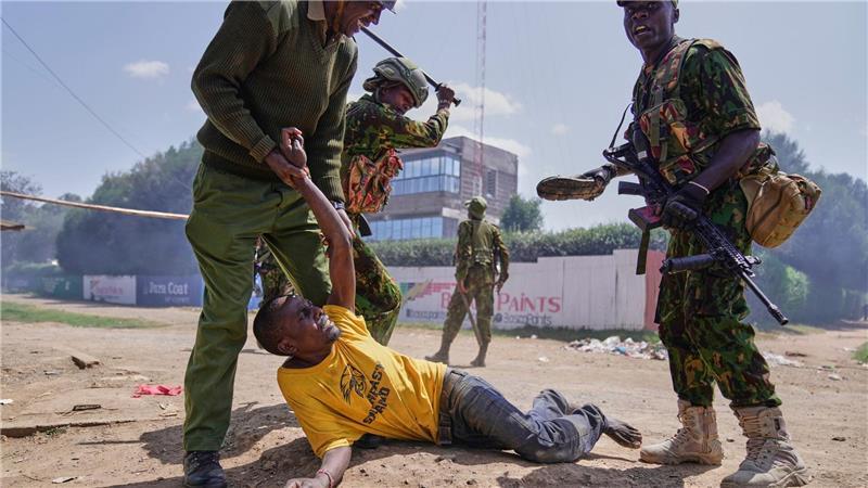 Bereits mehr als 100 bestätigte Ebola-Tote im Kongo Ein Demonstrant wird in Kenia bei Protesten gegen ein von den USA geplantes Ebola-Quarantänezentrum auf dem Luftwaffenstützpunkt Laikipia festgenommen.