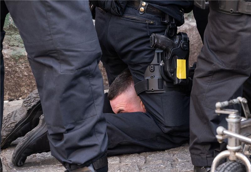 „Schmerzgriffe” gegen Klimaschützer – Debatte über Polizeigewalt Ein Demonstrant wird von der Polizei festegenommen (Symbolbild). Foto: dpa