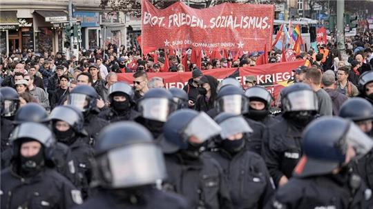 Ein Demonstrationszug am 1. Mai 2023: In diesem Jahr rechnet die Polizei mit aggressiven Demonstranten sowie Angriffen mit Flaschen- und Steinwürfen.