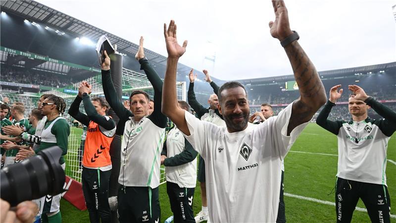 Ein Derby-Sieg, aber noch nichts gewonnen: Werder Bremens Trainer Daniel Thioune (r.) (Archivbild)