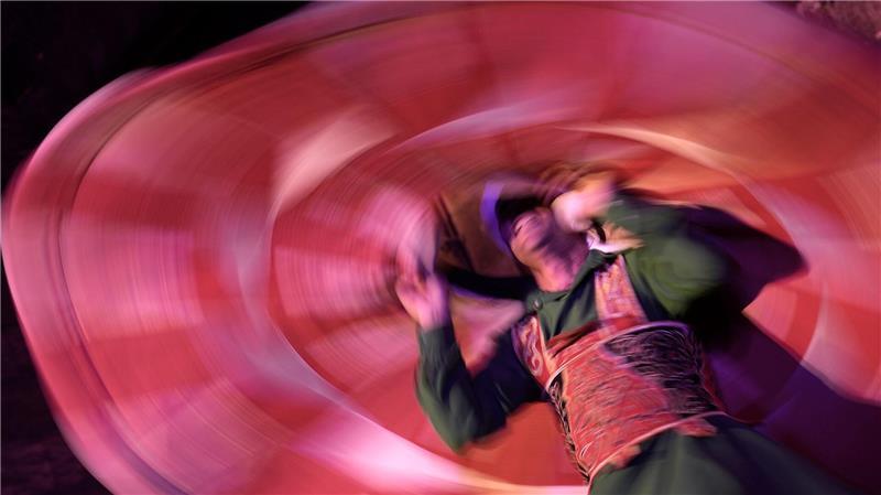 Ein Derwisch dreht sich während einer religiösen Darbietung anlässlich des heiligen Monats Ramadan in Kairo, Ägypten.